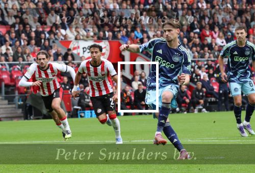 Eindhoven, 21 September 2025
PSV-AJAX, Eindstand 2-2
Kompetitie seizoen 2025-2026
Kenneth Taylor scoort uit penalty 1-1