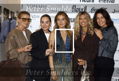 Amsterdam 18 september 2025
Prinses Eloise organiseert samen met Attire Amsterdam en My Lima Lima een modeshow . Haar ouders, Prins Constantijn en moeder Prinses Laurentien zijn natuurlijk aanwezig . Kirsten Schilder Kim Kotter Prinses Eloise en Lonneke Nooteboom