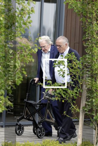 Rotterdam 20 september 2025
Crematie Gerard Cox bij crematorium de Hoeksche Waard. Lee Towers met zijn vrouw Laura