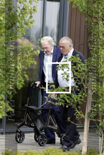 Rotterdam 20 september 2025
Crematie Gerard Cox bij crematorium de Hoeksche Waard. Lee Towers met zijn vrouw Laura