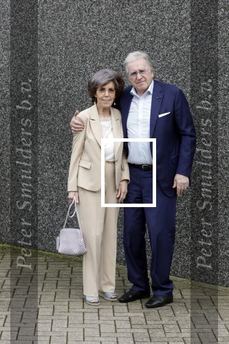 Rotterdam 20 september 2025
Crematie Gerard Cox bij crematorium de Hoeksche Waard. Lee Towers met zijn vrouw Laura