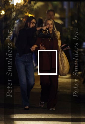 Amsterdam 11 september 2025
Linda de Mol Jeroen Rietbergen Noa Vahle Julian Vahle en zijn vriendin Chelsea Weimar zijn gezellig uitetetn in de nieuwe Hotspot van Amsterdam Restaurant Toet . Ook Ruud Gullit en zijn vriendin Karin de Rooij waren aanwezig .