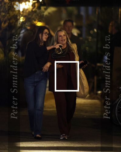 Amsterdam 11 september 2025
Linda de Mol Jeroen Rietbergen Noa Vahle Julian Vahle en zijn vriendin Chelsea Weimar zijn gezellig uitetetn in de nieuwe Hotspot van Amsterdam Restaurant Toet . Ook Ruud Gullit en zijn vriendin Karin de Rooij waren aanwezig .