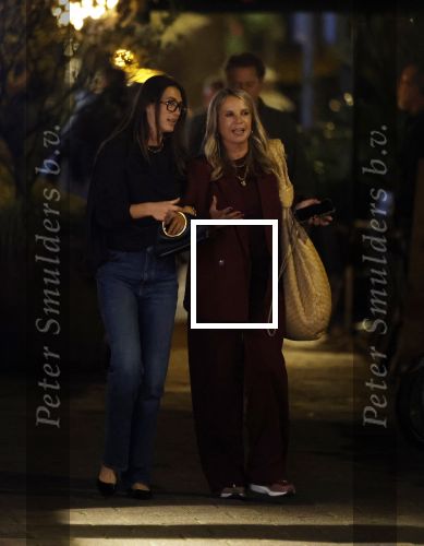 Amsterdam 11 september 2025
Linda de Mol Jeroen Rietbergen Noa Vahle Julian Vahle en zijn vriendin Chelsea Weimar zijn gezellig uitetetn in de nieuwe Hotspot van Amsterdam Restaurant Toet . Ook Ruud Gullit en zijn vriendin Karin de Rooij waren aanwezig .