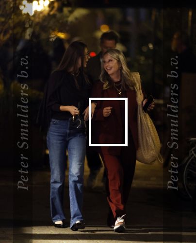 Amsterdam 11 september 2025
Linda de Mol Jeroen Rietbergen Noa Vahle Julian Vahle en zijn vriendin Chelsea Weimar zijn gezellig uitetetn in de nieuwe Hotspot van Amsterdam Restaurant Toet . Ook Ruud Gullit en zijn vriendin Karin de Rooij waren aanwezig .