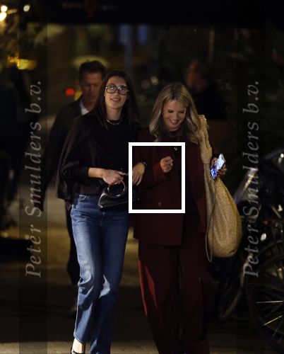 Amsterdam 11 september 2025
Linda de Mol Jeroen Rietbergen Noa Vahle Julian Vahle en zijn vriendin Chelsea Weimar zijn gezellig uitetetn in de nieuwe Hotspot van Amsterdam Restaurant Toet . Ook Ruud Gullit en zijn vriendin Karin de Rooij waren aanwezig .