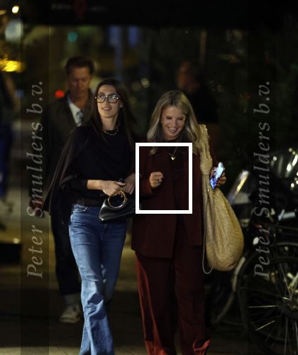 Amsterdam 11 september 2025
Linda de Mol Jeroen Rietbergen Noa Vahle Julian Vahle en zijn vriendin Chelsea Weimar zijn gezellig uitetetn in de nieuwe Hotspot van Amsterdam Restaurant Toet . Ook Ruud Gullit en zijn vriendin Karin de Rooij waren aanwezig .