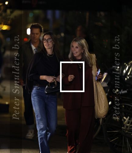 Amsterdam 11 september 2025
Linda de Mol Jeroen Rietbergen Noa Vahle Julian Vahle en zijn vriendin Chelsea Weimar zijn gezellig uitetetn in de nieuwe Hotspot van Amsterdam Restaurant Toet . Ook Ruud Gullit en zijn vriendin Karin de Rooij waren aanwezig .
