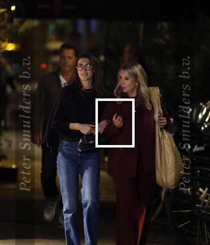 Amsterdam 11 september 2025
Linda de Mol Jeroen Rietbergen Noa Vahle Julian Vahle en zijn vriendin Chelsea Weimar zijn gezellig uitetetn in de nieuwe Hotspot van Amsterdam Restaurant Toet . Ook Ruud Gullit en zijn vriendin Karin de Rooij waren aanwezig .