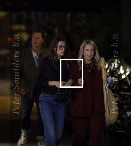 Amsterdam 11 september 2025
Linda de Mol Jeroen Rietbergen Noa Vahle Julian Vahle en zijn vriendin Chelsea Weimar zijn gezellig uitetetn in de nieuwe Hotspot van Amsterdam Restaurant Toet . Ook Ruud Gullit en zijn vriendin Karin de Rooij waren aanwezig .
