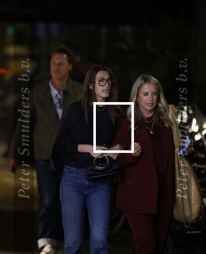 Amsterdam 11 september 2025
Linda de Mol Jeroen Rietbergen Noa Vahle Julian Vahle en zijn vriendin Chelsea Weimar zijn gezellig uitetetn in de nieuwe Hotspot van Amsterdam Restaurant Toet . Ook Ruud Gullit en zijn vriendin Karin de Rooij waren aanwezig .