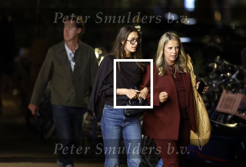Amsterdam 11 september 2025
Linda de Mol Jeroen Rietbergen Noa Vahle Julian Vahle en zijn vriendin Chelsea Weimar zijn gezellig uitetetn in de nieuwe Hotspot van Amsterdam Restaurant Toet . Ook Ruud Gullit en zijn vriendin Karin de Rooij waren aanwezig .