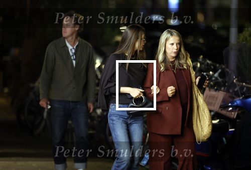 Amsterdam 11 september 2025
Linda de Mol Jeroen Rietbergen Noa Vahle Julian Vahle en zijn vriendin Chelsea Weimar zijn gezellig uitetetn in de nieuwe Hotspot van Amsterdam Restaurant Toet . Ook Ruud Gullit en zijn vriendin Karin de Rooij waren aanwezig .
