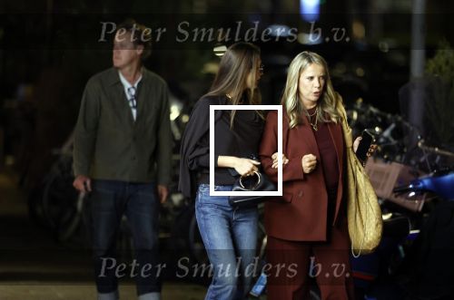 Amsterdam 11 september 2025
Linda de Mol Jeroen Rietbergen Noa Vahle Julian Vahle en zijn vriendin Chelsea Weimar zijn gezellig uitetetn in de nieuwe Hotspot van Amsterdam Restaurant Toet . Ook Ruud Gullit en zijn vriendin Karin de Rooij waren aanwezig .