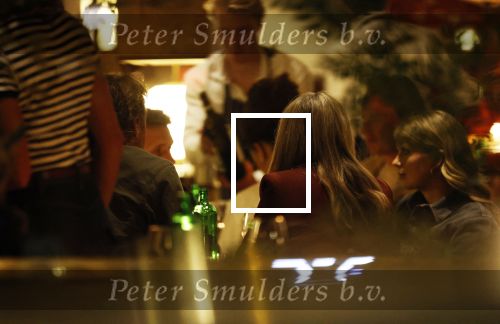 Amsterdam 11 september 2025
Linda de Mol Jeroen Rietbergen Noa Vahle Julian Vahle en zijn vriendin Chelsea Weimar zijn gezellig uitetetn in de nieuwe Hotspot van Amsterdam Restaurant Toet . Ook Ruud Gullit en zijn vriendin Karin de Rooij waren aanwezig .