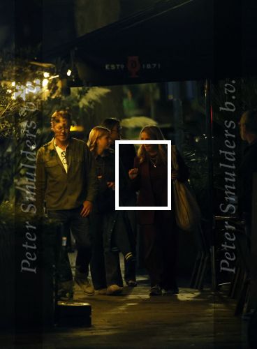 Amsterdam 11 september 2025
Linda de Mol Jeroen Rietbergen Noa Vahle Julian Vahle en zijn vriendin Chelsea Weimar zijn gezellig uitetetn in de nieuwe Hotspot van Amsterdam Restaurant Toet . Ook Ruud Gullit en zijn vriendin Karin de Rooij waren aanwezig .