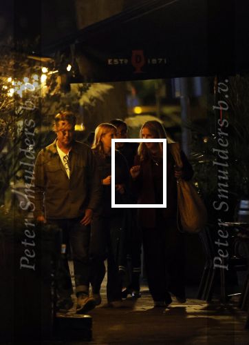 Amsterdam 11 september 2025
Linda de Mol Jeroen Rietbergen Noa Vahle Julian Vahle en zijn vriendin Chelsea Weimar zijn gezellig uitetetn in de nieuwe Hotspot van Amsterdam Restaurant Toet . Ook Ruud Gullit en zijn vriendin Karin de Rooij waren aanwezig .