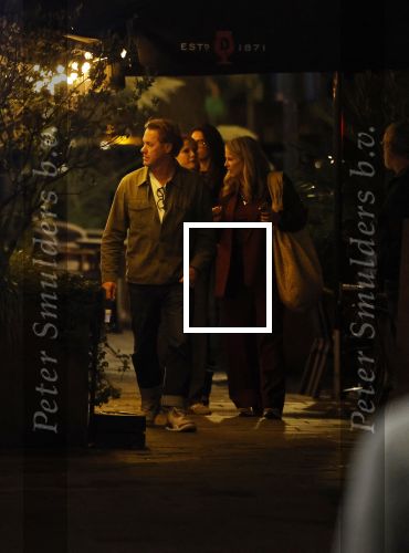 Amsterdam 11 september 2025
Linda de Mol Jeroen Rietbergen Noa Vahle Julian Vahle en zijn vriendin Chelsea Weimar zijn gezellig uitetetn in de nieuwe Hotspot van Amsterdam Restaurant Toet . Ook Ruud Gullit en zijn vriendin Karin de Rooij waren aanwezig .