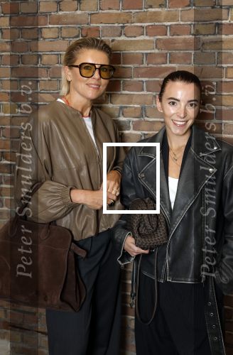 Amsterdam 18 september 2025
Prinses Eloise organiseert samen met Attire Amsterdam en My Lima Lima een modeshow . Haar ouders, Prins Constantijn en moeder Prinses Laurentien zijn natuurlijk aanwezig . Lonneke Noteboom met schoondochter
