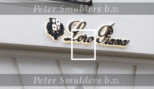 Amsterdam 26 augustus 2026
Logo\'s van de winkels op de pc hooftstraat . DE Winkelstraat van Nederland . Loro Piana