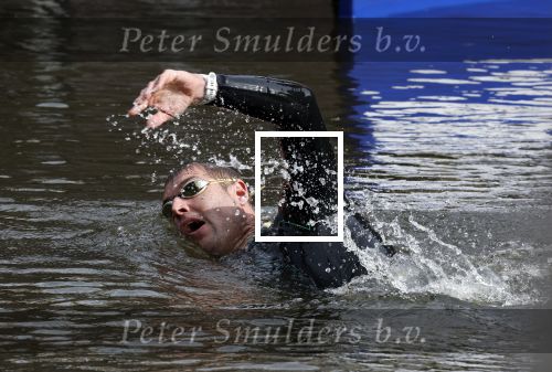 Amsterdam 6  september 2025
Maarten v d Weijden zwemt 75 km in 24 uur voor Jeugdfonds Sport Cultuur amsterdam . Zijn vriendin Anne begeleidt hem met een sloep .