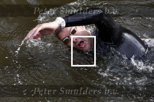 Amsterdam 6  september 2025
Maarten v d Weijden zwemt 75 km in 24 uur voor Jeugdfonds Sport Cultuur amsterdam . Zijn vriendin Anne begeleidt hem met een sloep .