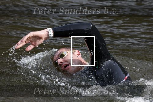Amsterdam 6  september 2025
Maarten v d Weijden zwemt 75 km in 24 uur voor Jeugdfonds Sport Cultuur amsterdam . Zijn vriendin Anne begeleidt hem met een sloep .