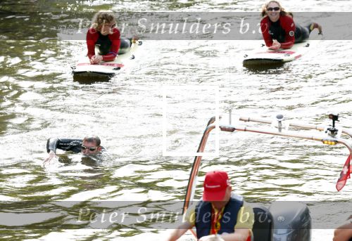 Amsterdam 6  september 2025
Maarten v d Weijden zwemt 75 km in 24 uur voor Jeugdfonds Sport Cultuur amsterdam . Zijn vriendin Anne begeleidt hem met een sloep .