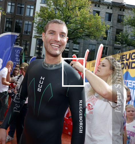 Amsterdam 6  september 2025
Maarten v d Weijden zwemt 75 km in 24 uur voor Jeugdfonds Sport Cultuur amsterdam . Zijn vriendin Anne begeleidt hem met een sloep .