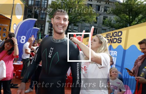 Amsterdam 6  september 2025
Maarten v d Weijden zwemt 75 km in 24 uur voor Jeugdfonds Sport Cultuur amsterdam . Zijn vriendin Anne begeleidt hem met een sloep .