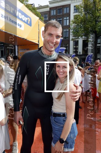Amsterdam 6  september 2025
Maarten v d Weijden zwemt 75 km in 24 uur voor Jeugdfonds Sport Cultuur amsterdam . Zijn vriendin Anne begeleidt hem met een sloep .