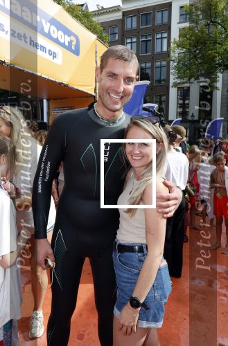 Amsterdam 6  september 2025
Maarten v d Weijden zwemt 75 km in 24 uur voor Jeugdfonds Sport Cultuur amsterdam . Zijn vriendin Anne begeleidt hem met een sloep .