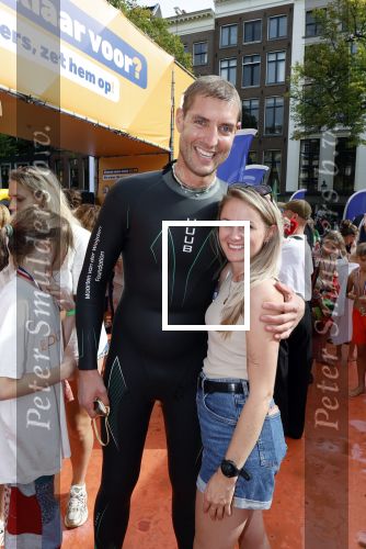 Amsterdam 6  september 2025
Maarten v d Weijden zwemt 75 km in 24 uur voor Jeugdfonds Sport Cultuur amsterdam . Zijn vriendin Anne begeleidt hem met een sloep .