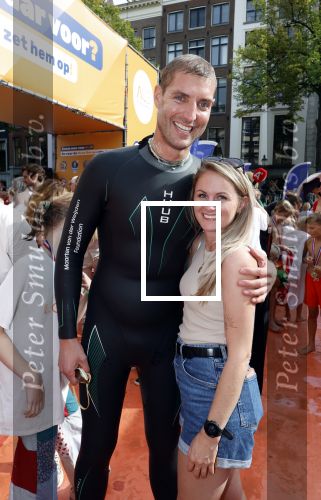 Amsterdam 6  september 2025
Maarten v d Weijden zwemt 75 km in 24 uur voor Jeugdfonds Sport Cultuur amsterdam . Zijn vriendin Anne begeleidt hem met een sloep .