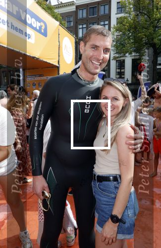 Amsterdam 6  september 2025
Maarten v d Weijden zwemt 75 km in 24 uur voor Jeugdfonds Sport Cultuur amsterdam . Zijn vriendin Anne begeleidt hem met een sloep .