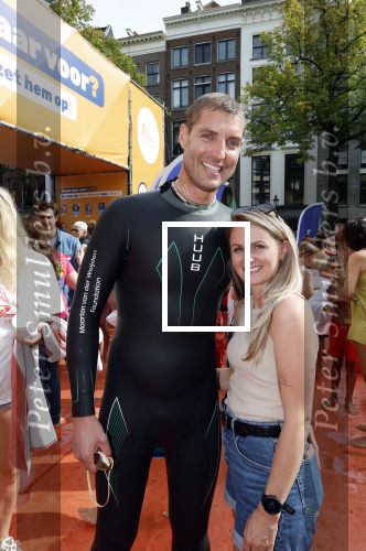 Amsterdam 6  september 2025
Maarten v d Weijden zwemt 75 km in 24 uur voor Jeugdfonds Sport Cultuur amsterdam . Zijn vriendin Anne begeleidt hem met een sloep .