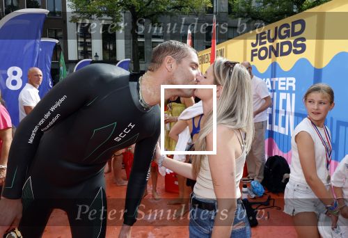 Amsterdam 6  september 2025
Maarten v d Weijden zwemt 75 km in 24 uur voor Jeugdfonds Sport Cultuur amsterdam . Zijn vriendin Anne begeleidt hem met een sloep .