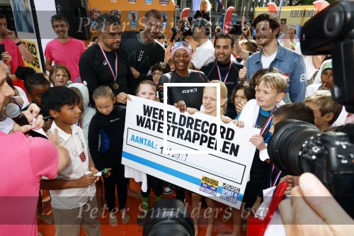 Amsterdam 6  september 2025
Maarten v d Weijden zwemt 75 km in 24 uur voor Jeugdfonds Sport Cultuur amsterdam . Zijn vriendin Anne begeleidt hem met een sloep .