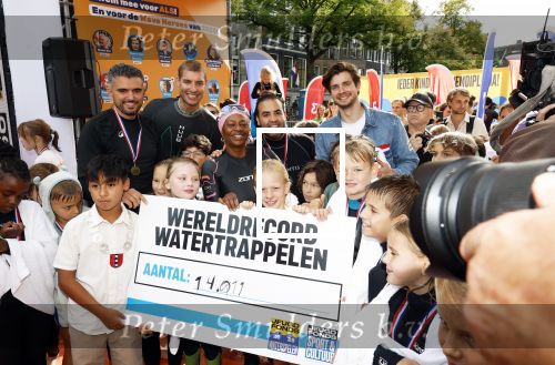 Amsterdam 6  september 2025
Maarten v d Weijden zwemt 75 km in 24 uur voor Jeugdfonds Sport Cultuur amsterdam . Zijn vriendin Anne begeleidt hem met een sloep .