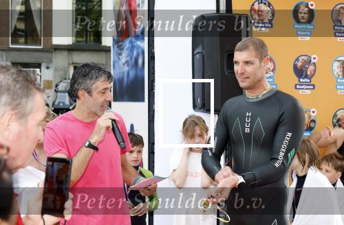 Amsterdam 6  september 2025
Maarten v d Weijden zwemt 75 km in 24 uur voor Jeugdfonds Sport Cultuur amsterdam . Zijn vriendin Anne begeleidt hem met een sloep .