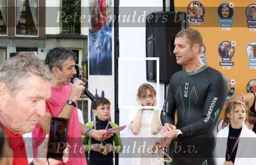 Amsterdam 6  september 2025
Maarten v d Weijden zwemt 75 km in 24 uur voor Jeugdfonds Sport Cultuur amsterdam . Zijn vriendin Anne begeleidt hem met een sloep .