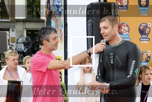 Amsterdam 6  september 2025
Maarten v d Weijden zwemt 75 km in 24 uur voor Jeugdfonds Sport Cultuur amsterdam . Zijn vriendin Anne begeleidt hem met een sloep .