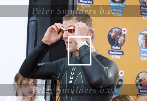 Amsterdam 6  september 2025
Maarten v d Weijden zwemt 75 km in 24 uur voor Jeugdfonds Sport Cultuur amsterdam . Zijn vriendin Anne begeleidt hem met een sloep .