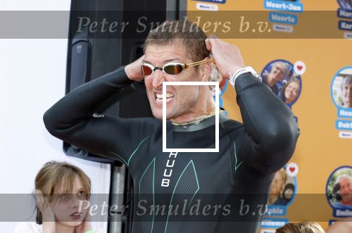 Amsterdam 6  september 2025
Maarten v d Weijden zwemt 75 km in 24 uur voor Jeugdfonds Sport Cultuur amsterdam . Zijn vriendin Anne begeleidt hem met een sloep .
