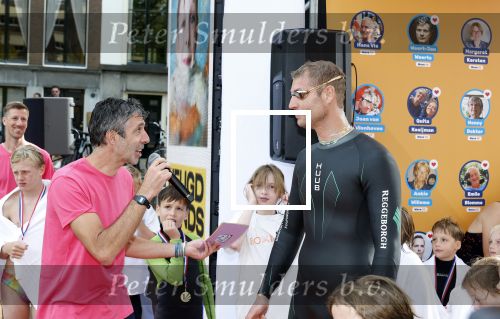 Amsterdam 6  september 2025
Maarten v d Weijden zwemt 75 km in 24 uur voor Jeugdfonds Sport Cultuur amsterdam . Zijn vriendin Anne begeleidt hem met een sloep .