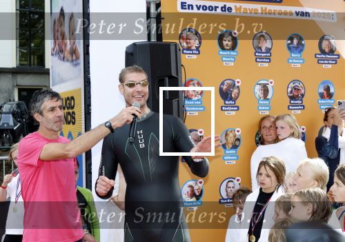 Amsterdam 6  september 2025
Maarten v d Weijden zwemt 75 km in 24 uur voor Jeugdfonds Sport Cultuur amsterdam . Zijn vriendin Anne begeleidt hem met een sloep .