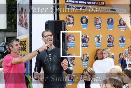Amsterdam 6  september 2025
Maarten v d Weijden zwemt 75 km in 24 uur voor Jeugdfonds Sport Cultuur amsterdam . Zijn vriendin Anne begeleidt hem met een sloep .