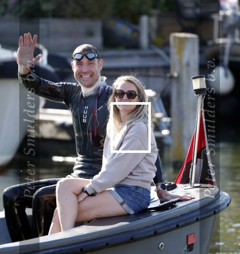 Muiden 7 september 2025
Maarten v d Weijden zwemt 75 km in 24 uur voor Jeugdfonds Sport Cultuur amsterdam . Zijn vriendin Anne begeleidt hem met een sloep .