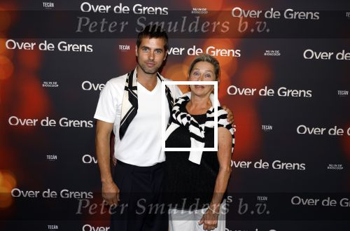 Amsterdam 26 augustus 2025
Premiere over de Grens in het vondelpark . De cast bestaat uit Manuel Broekman Jasmine Sendar Nienke Plas Vincent Banic en Elisabeth Puglia. Manuel Broekman met zijn moeder
