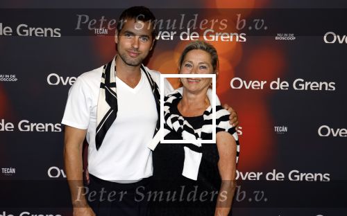 Amsterdam 26 augustus 2025
Premiere over de Grens in het vondelpark . De cast bestaat uit Manuel Broekman Jasmine Sendar Nienke Plas Vincent Banic en Elisabeth Puglia. Manuel Broekman met zijn moeder